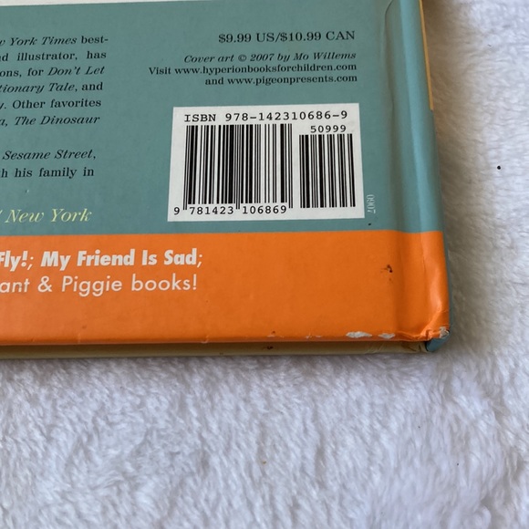 There is a Bird on Your Head - An Elephant & Piggie Book by Mo Willems - Picture 4 of 4